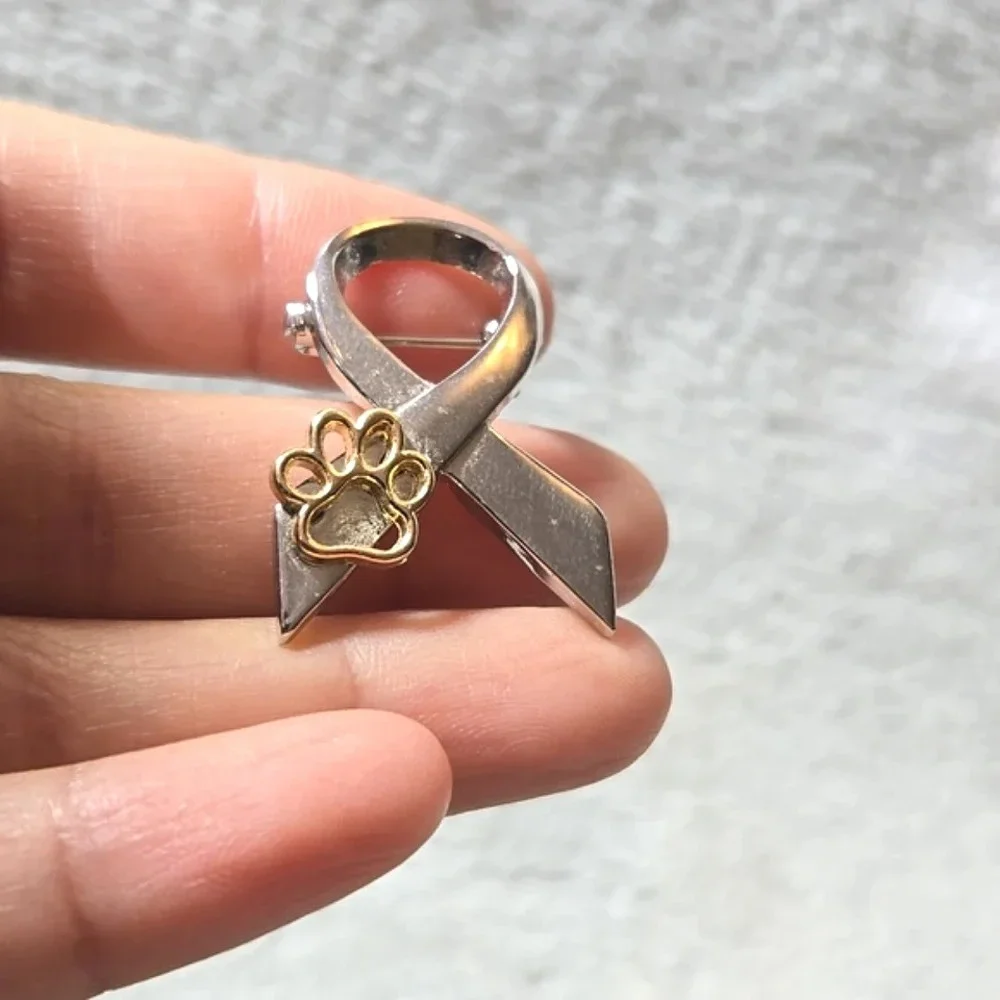 #447 Ribbon puppy paw brooch - Picture 3 of 4